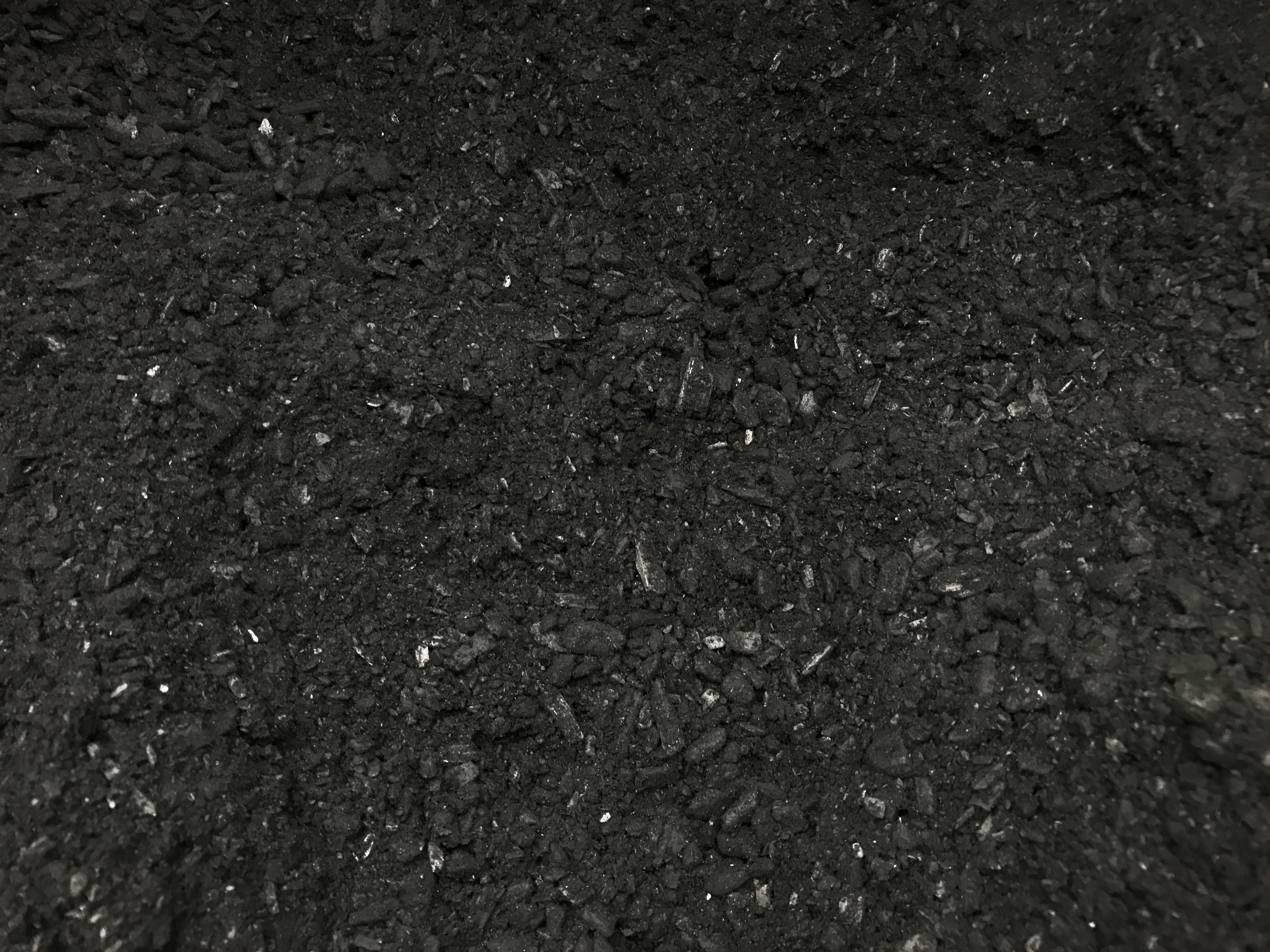 Ein Blick in die Pflanzenkohle, schön klein und stumpf granuliert sowie staubfrei